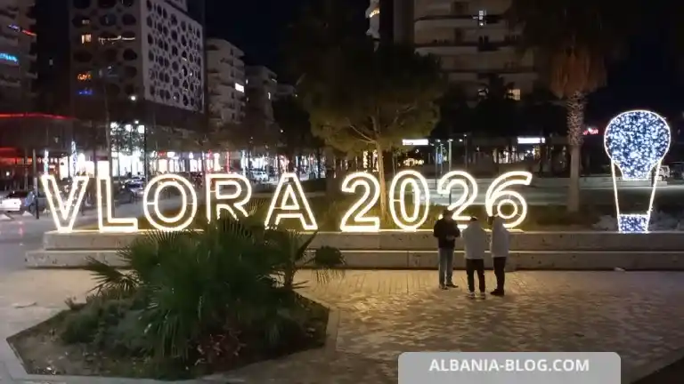Светящаяся новогодняя вывеска Vlora 2026 вечером во Влёре