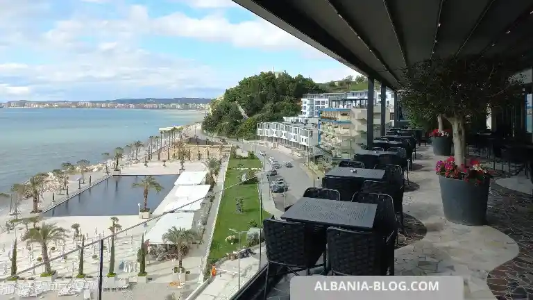 Вид на море во Влёре из кафе Belvedere с высоты 6 этажа, бассейн и бар внизу, Албания