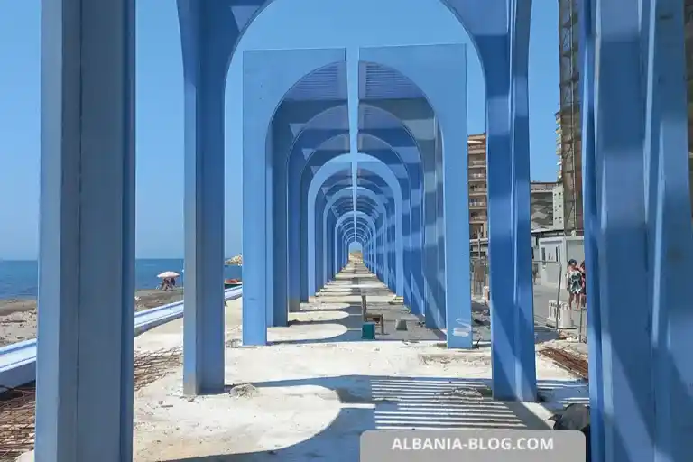 Перспектива голубых арок вдоль набережной моря в Дурресе