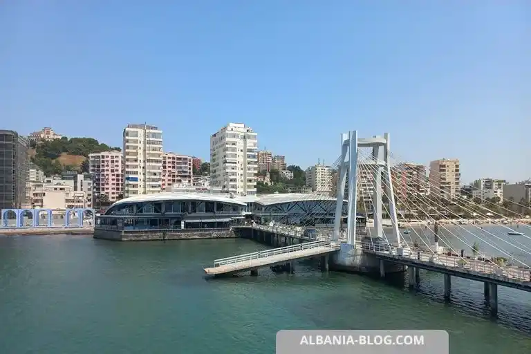 Канатный мост и панорама отелей на побережье Дурреса вид с моря