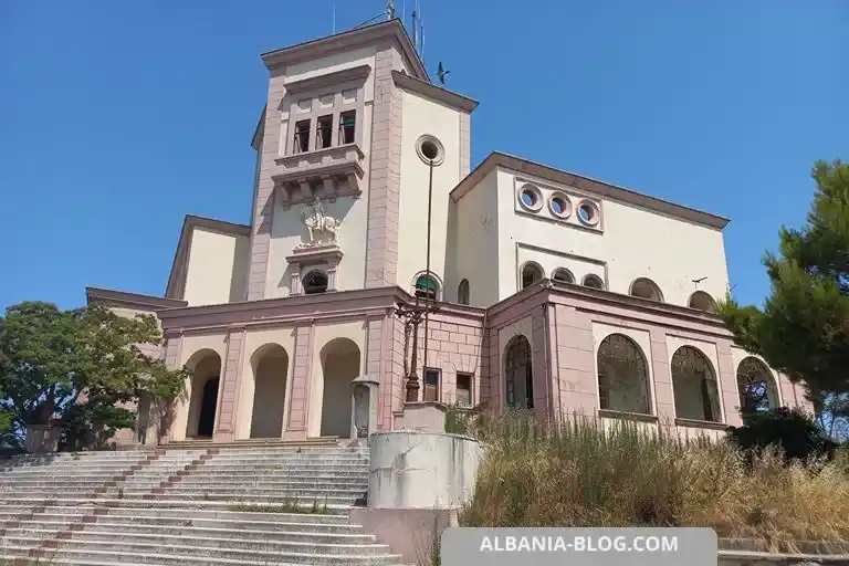 Внешний фасад и парадная лестница Виллы короля Зогу в Дурресе